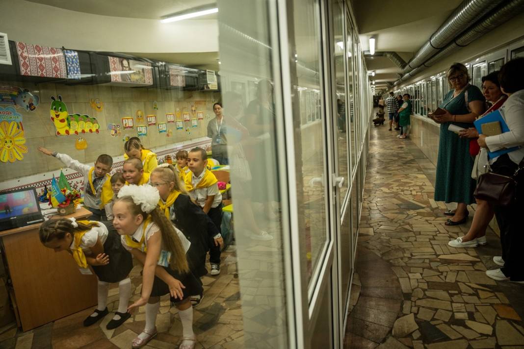 Füze saldırılarının gölgesinde yeni eğitim yılı: Ukrayna'da ilk ders zili metroda çaldı 12